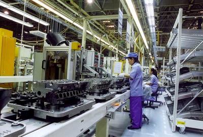 一汽-大眾公司發(fā)動機車間生產線。