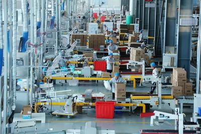 在山東辛化硅膠,工人在生產(chǎn)出口的水晶貓砂。資料片